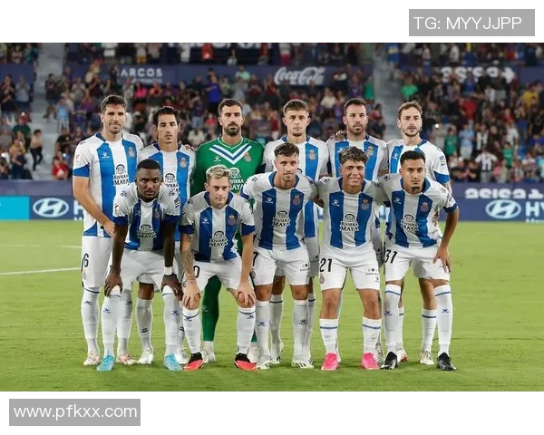 西班牙巴塞罗那球队签下新任主帅,球迷期待新赛季表现